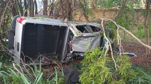 Motorista perde o controle da direção e capota caminhonete em Iacri (Foto/Cedida)