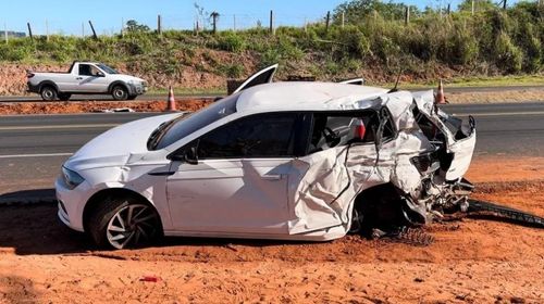 Carro era ocupado por cinco jovens e foi atingido por caminhão em rodovia de Marília (SP) — Foto: Fábio Modesto/TV TEM