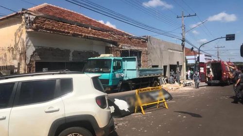 Pedreiro, de 58 anos, morreu após cair de estrutura de 4 metros, nesta quinta-feira (24) em Junqueirópolis (SP) — Foto: Chris Marques