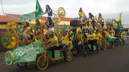 Torcedores se reúnem em bicicleta com mais de 100 rodas em Cândido Mota (SP) — Foto: Facebook/Reprodução