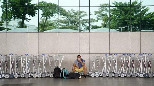 30 de março - Homem solitário usa máscara no aeroporto Santos Dumont — Foto: Marcos Serra Lima/G1