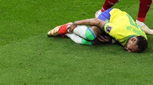 O rompimento dos ligamento no tornozelo direito segue atormentando Neymar GIUSEPPE CACACE / AFP