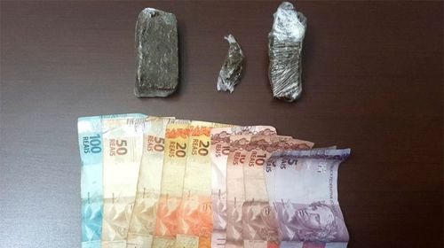 Polícia Militar apreende porção e tablets de maconha em  (Foto/Cedida)