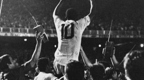 Pele é celebado após marcar seu milésimo gol, no Maracanã, em 1969 (Imagem: Pictorial Parade)