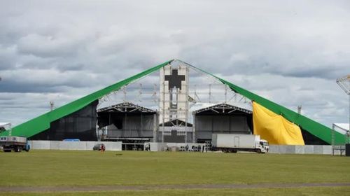 Foto de operários montando os palcos com o congresso nacional ao fundo. Nesta terça (27) a preparação da montagem dos palcos para o show Festival do Futuro durante a posse do Presidente Lula no dia 1º de Janeiro. — Foto: TON MOLINA/FOTOARENA/FOTOARENA/ESTADÃO CONTEÚDO