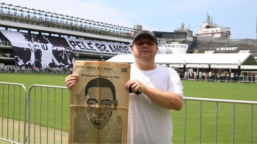 Fãs resgatam memórias de Pelé em última homenagem ao Rei do Futebol (© Rovena Rosa/Agência Brasil)