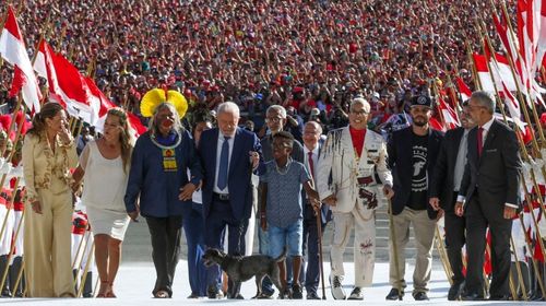 Lula sobe a rampa do Planalto e recebe faixa presidencial (Foto/Agência Brasil)