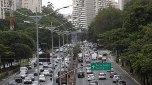 Trânsito na Avenida 23 de Maio próximo ao viaduto Tutóia em São Paulo (SP), nesta quinta-feira (5) RENATO S. CERQUEIRA/FUTURA PRESS/FUTURA PRESS/ESTADÃO CONTEÚDO-05/01/2023