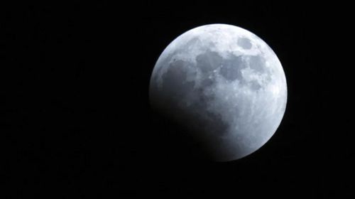 Sombra da Terra começa a cobrir a lua durante um eclipse lunar nesta terça-feira, 8 de novembro de 2022, em Yokohama, perto de Tóquio. — Foto: AP Photo/Eugene Hoshiko