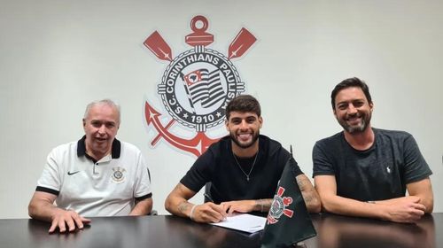 Yuri Alberto assina contrato com o Corinthians ao lado do presidente Duilio Monteiro Alves e do diretor Roberto de Andrade — Foto: Agência Corinthians/Divulgação