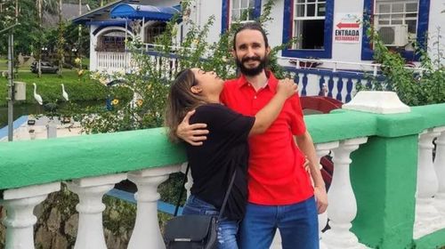Casal de Bauru aproveita passeio pelas capitais do Brasil durante projeto; foto em Curitiba — Foto: Desbravando Capitais /Arquivo pessoal