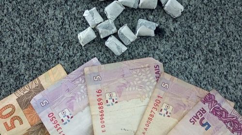 Porções de drogas e dinheiro encontrados com o indivíduo/Foto: divulgação Polícia Militar