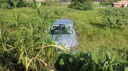 Carro capota, cai em ribanceira e motorista fica ferida entre Iacri e Bastos/Foto cedida