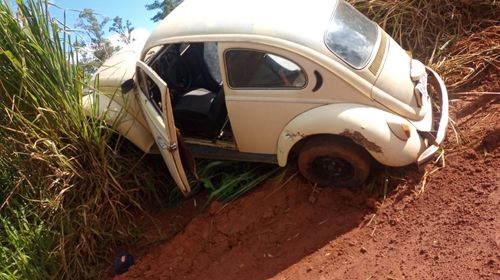 Motorista perde a direção de fusca e bate em barranco na vicinal que liga Tupã à Parnaso/Foto: cedida