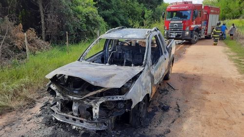 Carro pega fogo em estrada rural próxima ao Trevo do Chaparral em Tupã/Foto: cedida